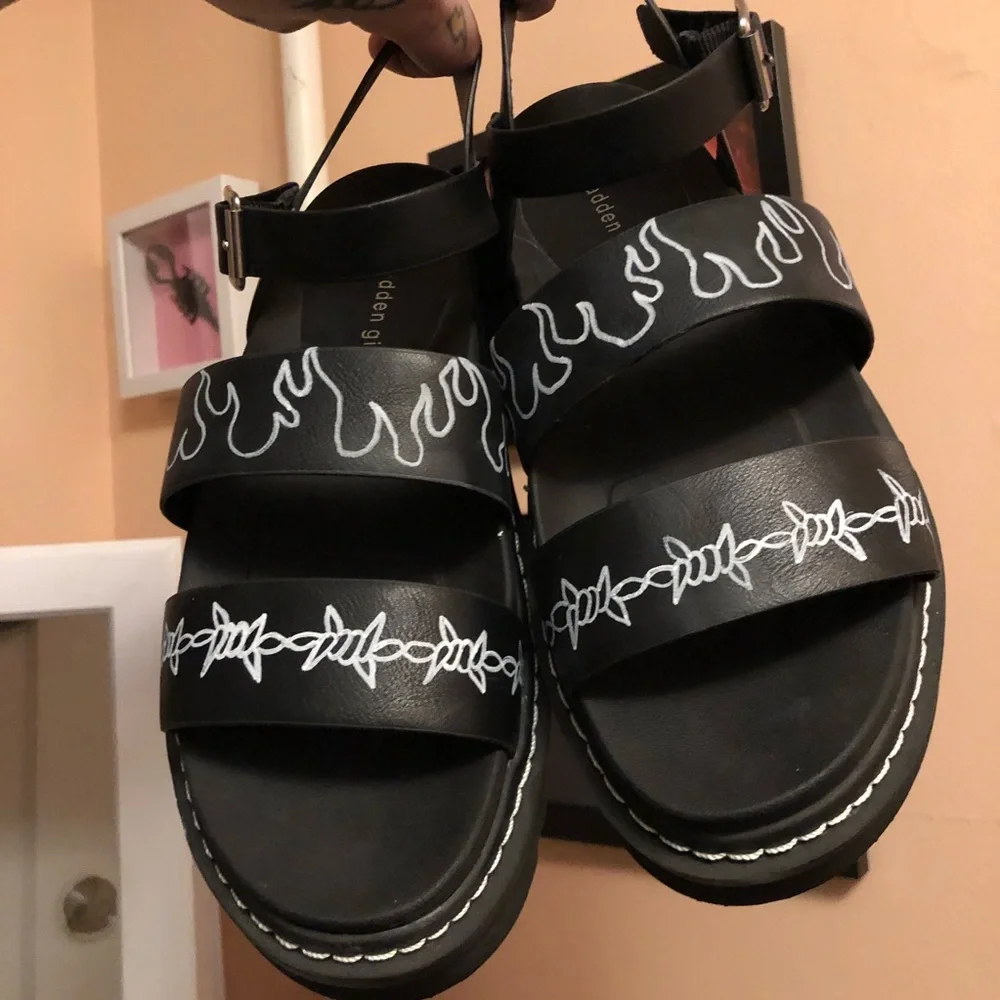 Upcycled dr. Marten style sandals - Picture 2 of 5